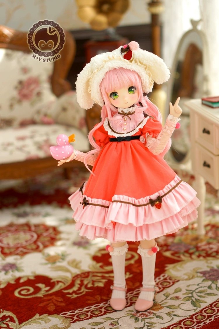 MVStudio5's tweet photo. 🍓ベリーピンクのスイートハート❤️夢と白ふわの奇遇｜甘い日常の童話的引力を解き放つ🎀
——朝露が可愛いうさぎを滑り落ちる時、私のスカートは果樹園の童話を咲かせている

🍓イチゴ色がふんわり甘いスカートを結ぶ
👜フワフワうさぎ頭帽子には雲のように柔らかい綿あめがいっぱい
👗🎀スカートの縁には朝光の露がきらめく
🐰歩くたびに蜜の渦が広がる「夢に迷い込んだのか、それとも夢に捕らえられたのか？」——今 答えはうさぎのしっぽの揺れと共にある
#ニャンハウス #喵屋 
#甘い法則 #ストロベリーシーズンの童話 #ふわふわスカートの宇宙 #夢膨張学
——🍬このメリーゴーランドの前で、私のポンポンはあなたの指先の交響曲を待っている

🎼変身フォーミュラ：
白ふわうさぎ耳セット✘バニラピンクドレス✘ポンポン付き白ソックス✘ピンクレースアームカバー
イチゴプリントハンカチ×アイスクリームが溶ける午後
メリーゴーランドが動き出す時×舞い上がるリボンと心拍の二重奏

「童話町のバスが三月駅に着いた時——」
「あなたはこの甘い奇襲の招待状を受け取ってくれますか？」

https://t.co/dLa7kNjuWx