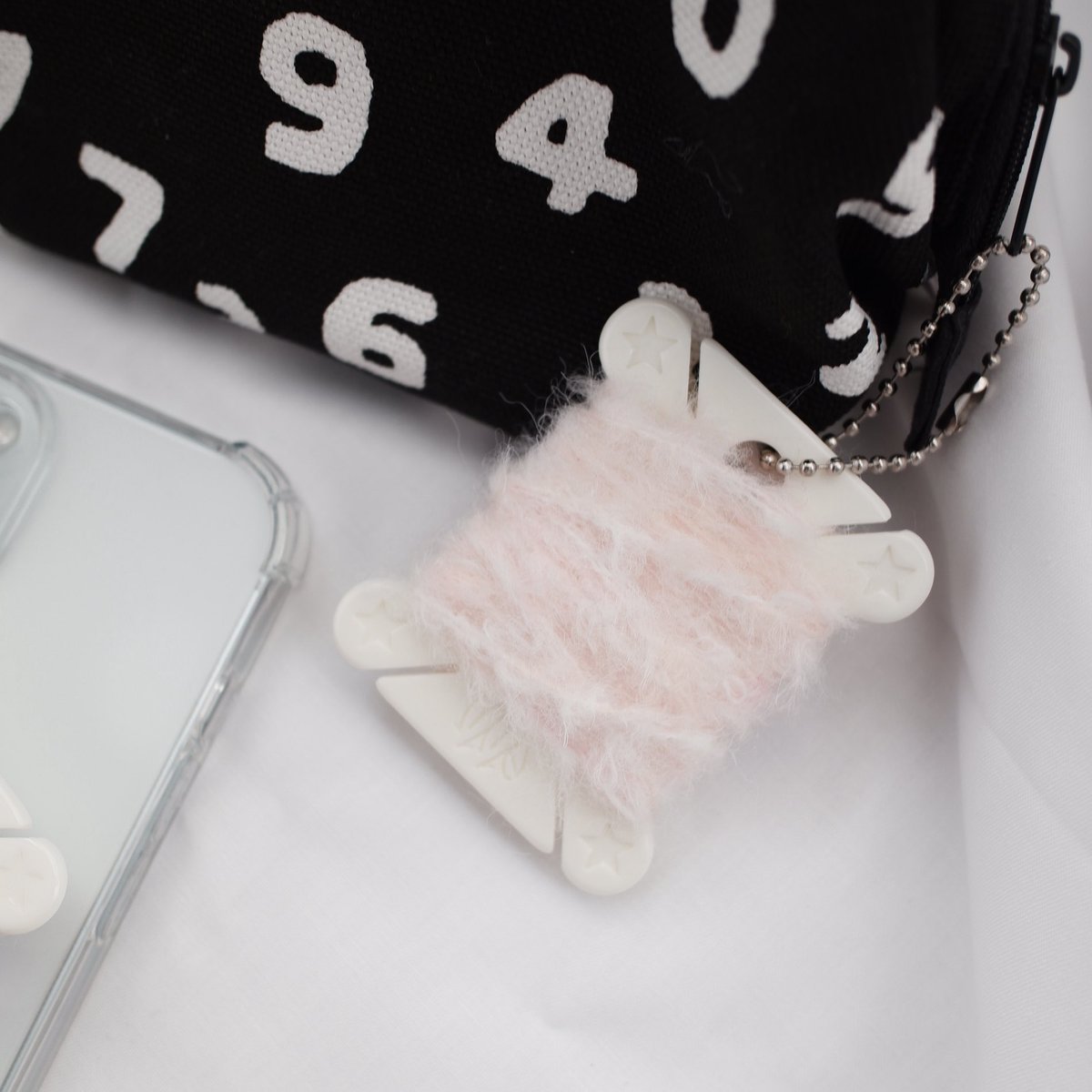 실타래 톡은 이렇게 퐁실한 실을 감아서 사용하면 포근함에…기절…🫧🫧

열심히 제작중이니 조금만 기다려주세요🥹