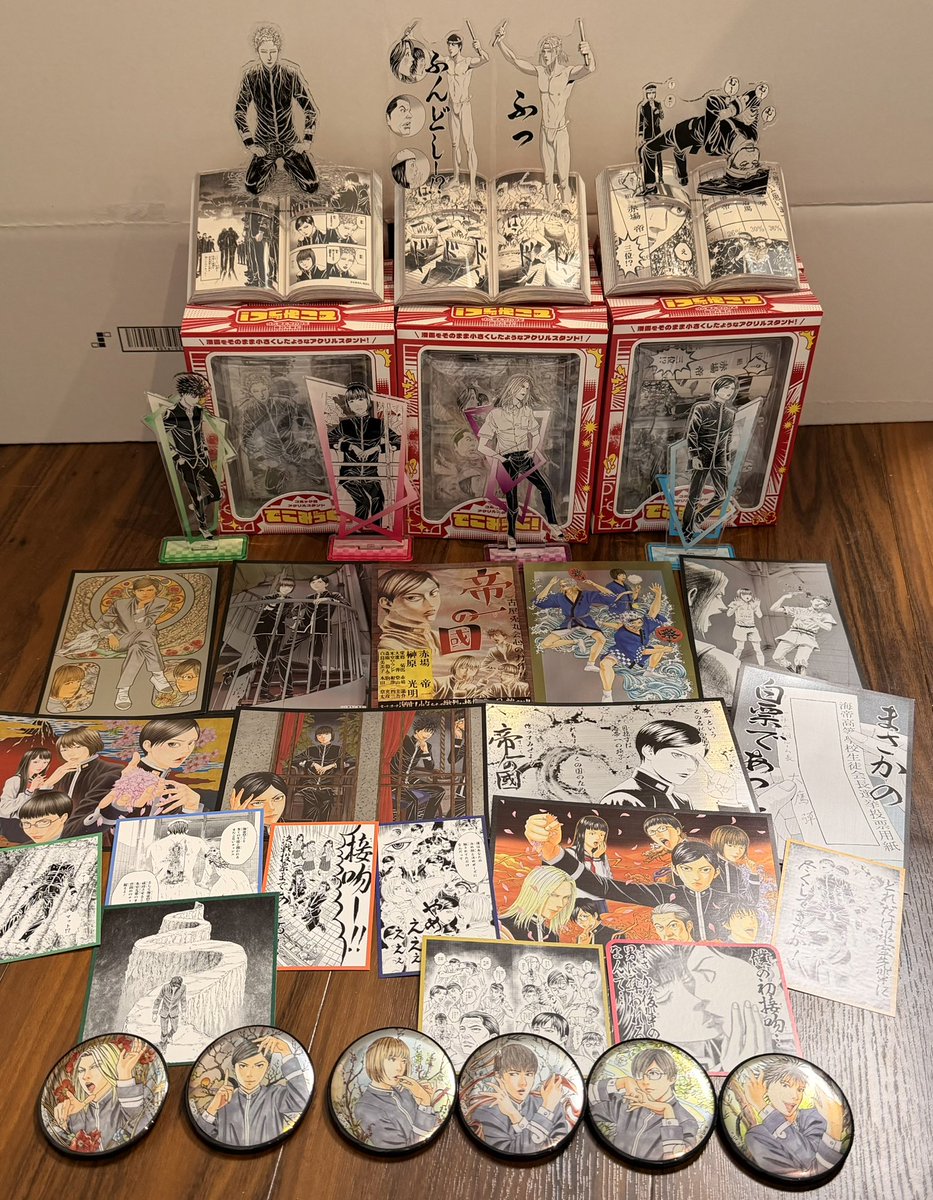 年末のジャンプフェスタで販売された
帝一グッズが届いたので並べてみました!
アクスタ土台の本が表紙まで作られてて
素晴らしいです!
久々の帝一グッズを作ってくださり
ありがとうございます❗️ 