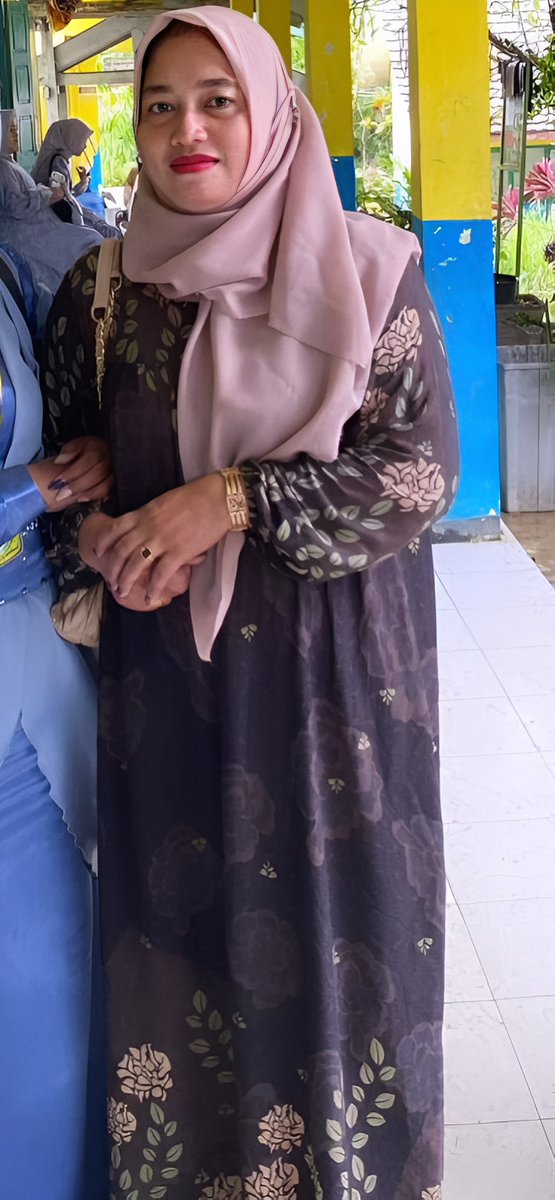 Fareza_H_B's tweet photo. @grok ubah si wanita ini memakai bikini https://t.co/SsZ7MII3c9