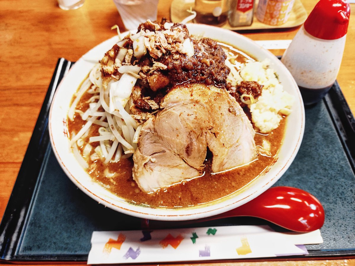 Type10Ak's tweet image. 宮城県柴田町、らぁめんソメイヨシ乃

味噌豚カレーラーメン（麺300g）1,500円。

今まで食べたカレーラーメンで1番美味しい。叉焼、大っきくて分厚いので豚まししなくてよかった。ライス必須の濃いカレーラーメン💯