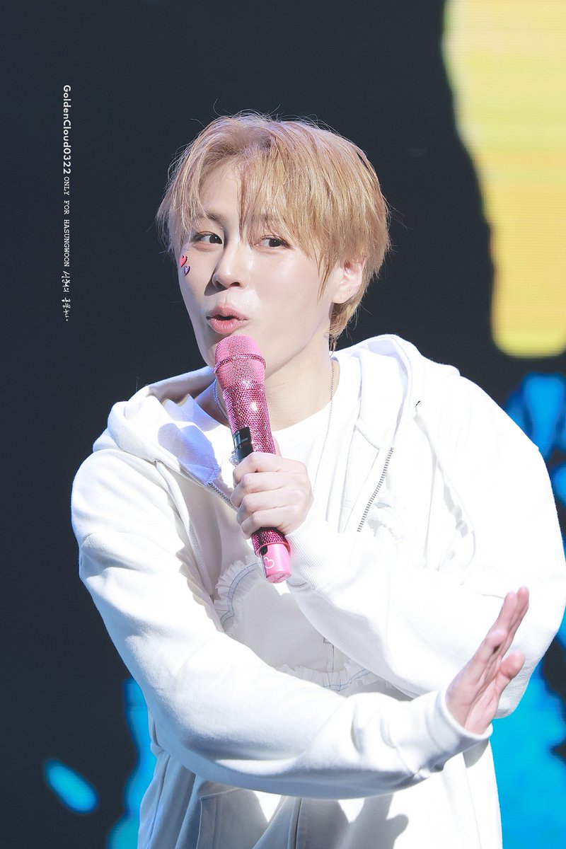 GoldenCloud0322's tweet image. 251231
하성운 팬미팅 Tell The World

하성운 귀여워 😍 

#하성운 #HASUNGWOON @gooreumseng