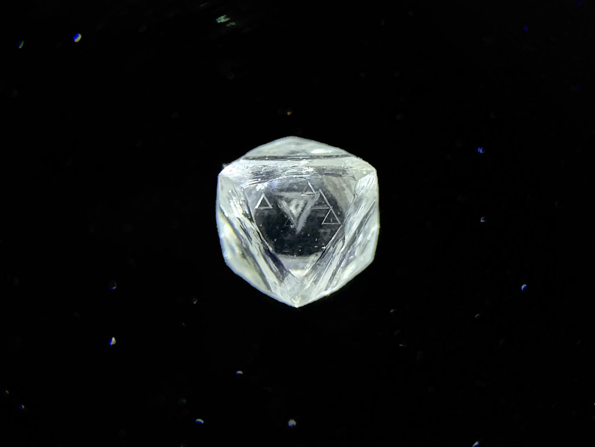 ジェムエイコーさん<a href="/gemeiko/">ジェムエイコー</a> にて
購入しました
ダイヤモンド　ソーヤブル　0.38ct
8面全てにトライゴン、トライゴン30以上(10倍ルーペ)

トレードマークのような巨大トライゴン、図鑑等でも見たことない面白い原石です✨

長いお付き合いなおかげか秘蔵品を…
by.トレジャーハンターへんねこ。💎😎