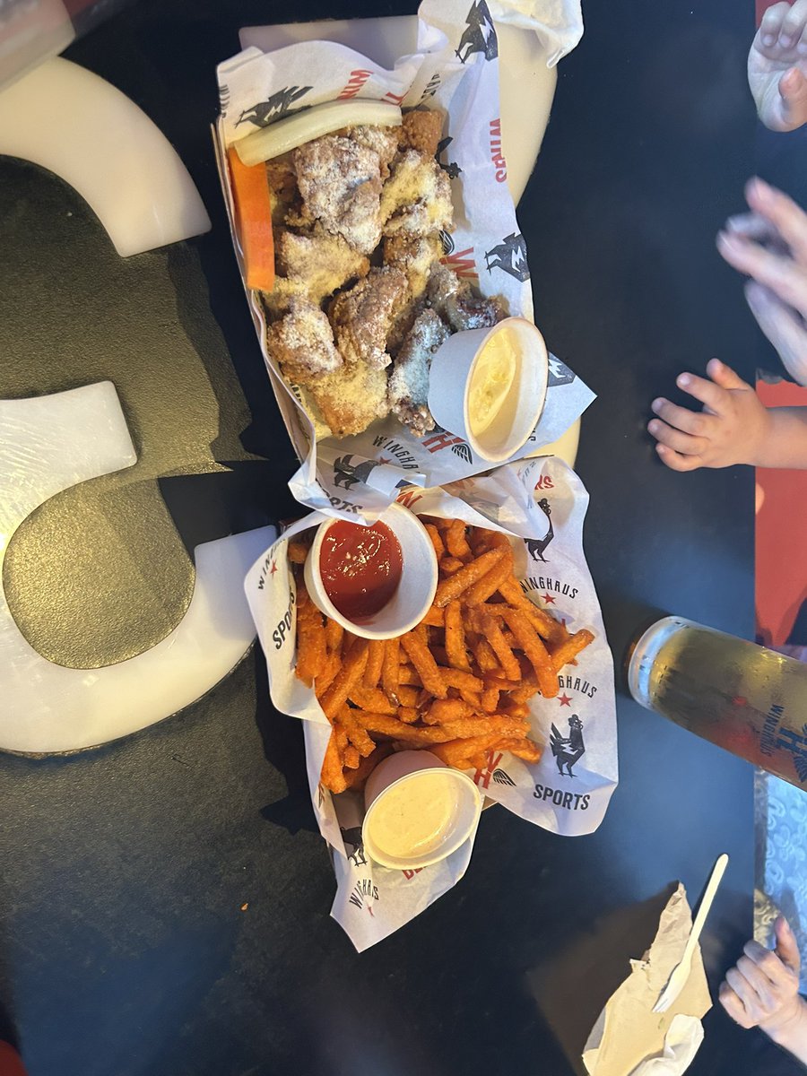 今日はスポーツバーでクリケットを観戦。イギリスとオーストラリアの一戦。しかしルールがよくわからない。とても長い試合の様子。まだ始まったばかり、3日間以上かかるとのこと