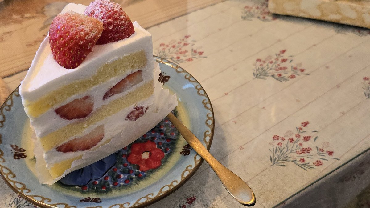 gregrekim's tweet image. 일요일 오후의 사치.
좋은 음악과 고소한 커피, 그리고 조각케익.
딸들이랑 있으니 커피 맛집, 케익 맛집을 따라다니게 되서 좋다. 이런걸보면 내 어머니는 아들만 두어 얼마나 삭막하셨을까.
죄송한 마음이 한켠에 그득하다.