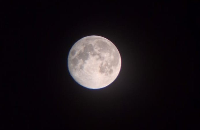 Yessenyaaa's tweet photo. Que hermosa está la luna hoy 💖😻 https://t.co/8A0sDPkpFA