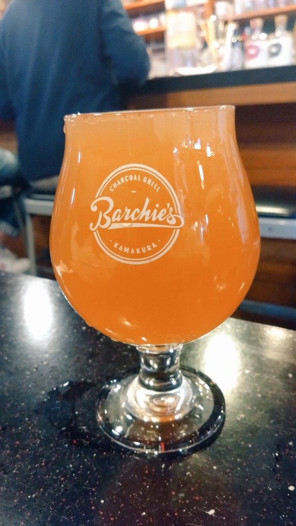 お初。ガイロブリューイング「TOUCH OF GRAPE BERRY A」(Italian Grape Ale_5.0%)
ヨロッコ出身のブルワーらしい。山形産赤ブドウ・ベリーAで作られたワインの搾りかす用いた天然酵母使用。フルーティな酵母香にほんわり渋み甘み感じさせるブドウ感、あとくちスキッとドライめにワイン感あり。うまい！