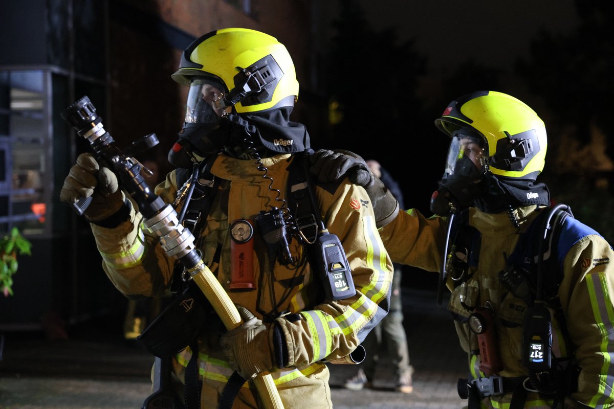Buren en brandweer redden koeien bij brand in Schipluiden