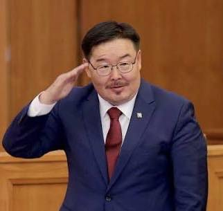 Бидэнд ганцхан зүйл маш тодорхой харагдаж байна. Энэ нь юу вэ гэвэл Монгол Улс Венесуэлийн араас явж байгаа гэдэг нь л цор ганц үнэн.
Оны өмнөх өдөр буюу 2025.12.31-ны өдөр Засгийн газрын хурлаар ашиглаж эхлээгүй Бор тээг, Олон овоот зэрэг ордын ашгаас Монгол Улсын 1.8 сая иргэн