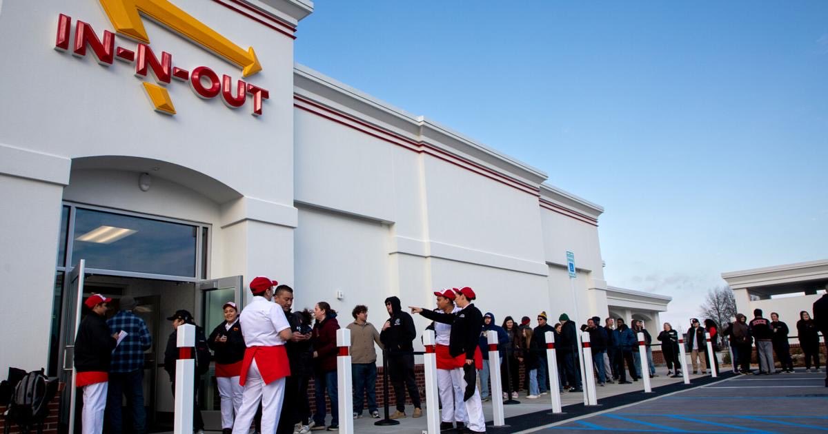 🍔 In-N-Out is in Tennessee! 🎉
Owner Lynsi Snyder moved her family there, leaving California.
Lebanon &amp; Antioch (Nashville area) opened Dec 10, 2025. Even Lynsi feels hard to live in California?
🍔 #InNOut #Tennessee #CA