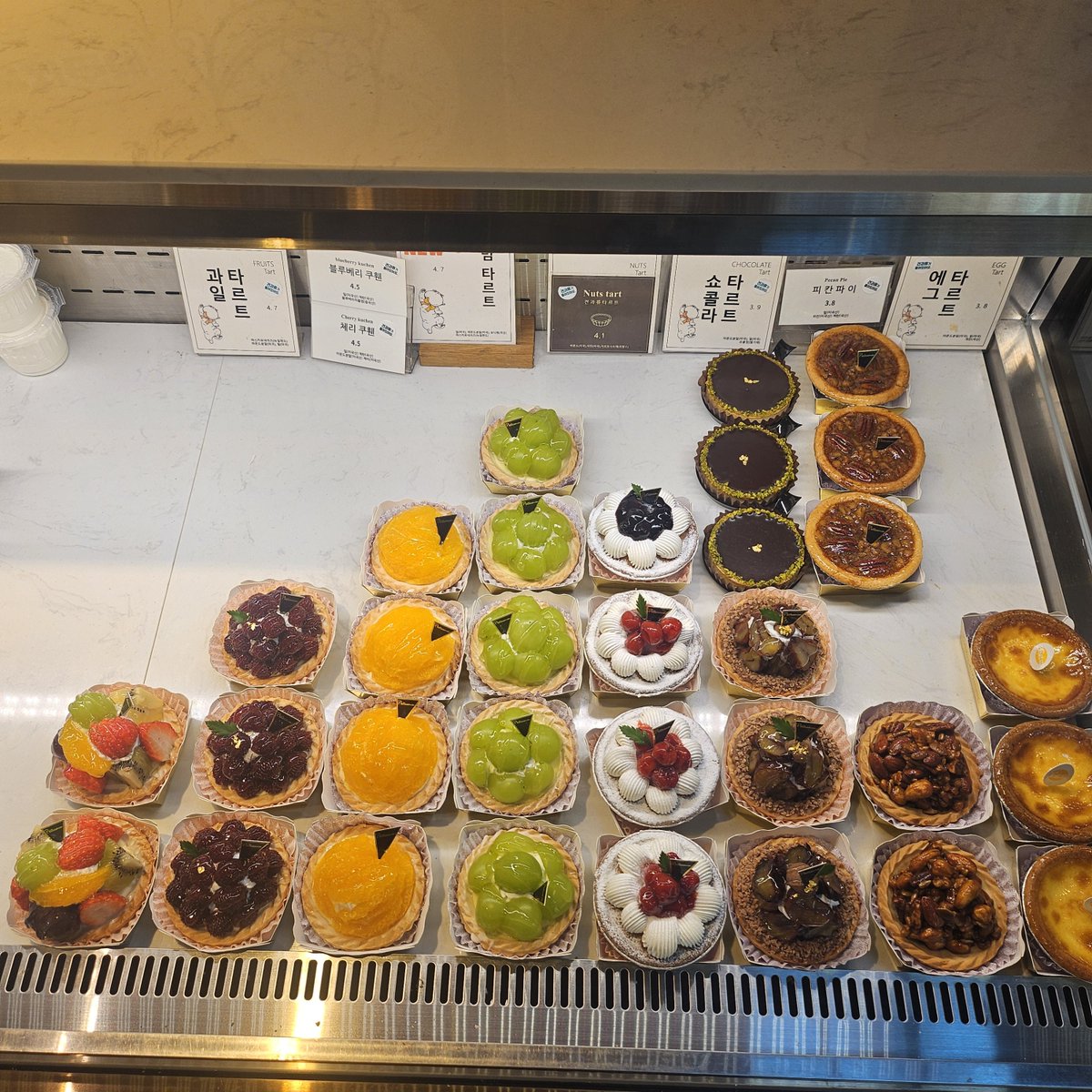 담양 놀러왓는디 타르트 때깔 심상참ㅎ음..