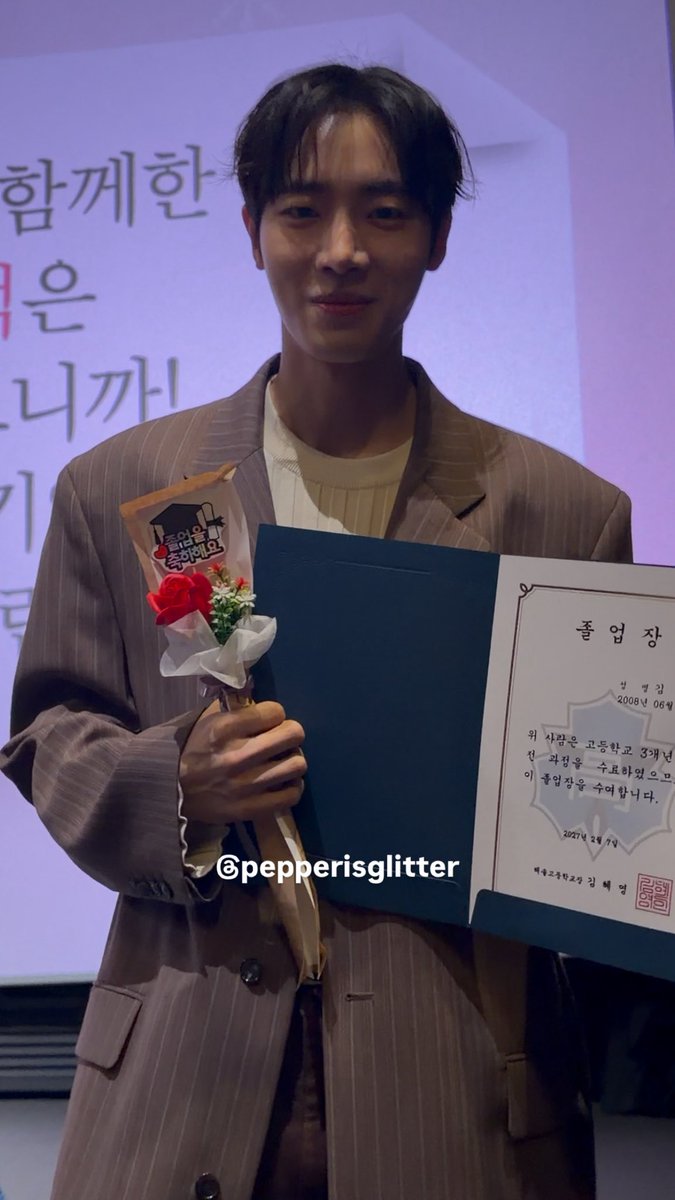 pepperisglitter's tweet image. 졸업축하해