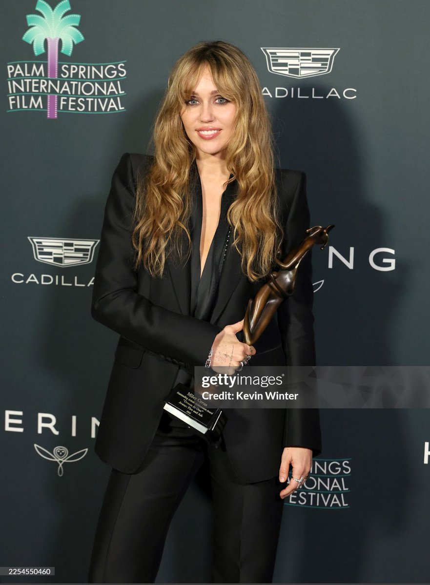 em choque meu deus realmente as coisas na carreira dela só volta acontecer depois de uma década