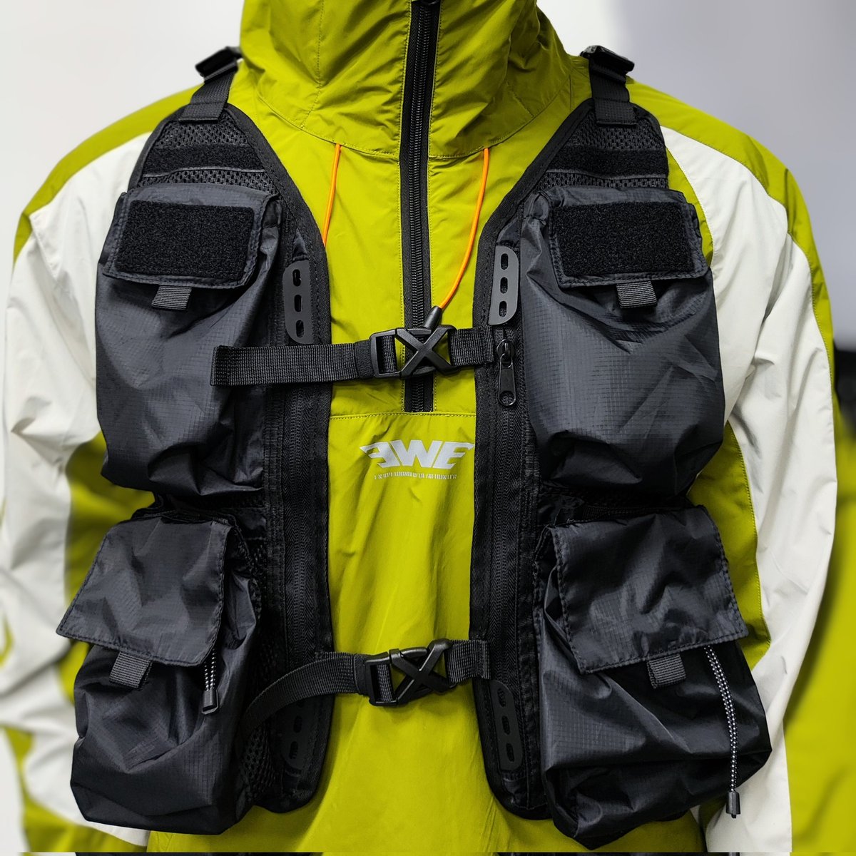 JOMIOUTDOORGEAR's tweet photo. 4-seasons fishing vest
✅ Large back &amp; side pockets for baits, reels &amp; gear storage 
✅ Smooth anti-jam zippers &amp; premium water/windproof fabric 
✅ Adjustable shoulder/waist straps for a snug, non-bulky fit 
✅ Stay dry &amp; comfortable in all harsh weather conditions https://t.co/AcSO4Jqarh