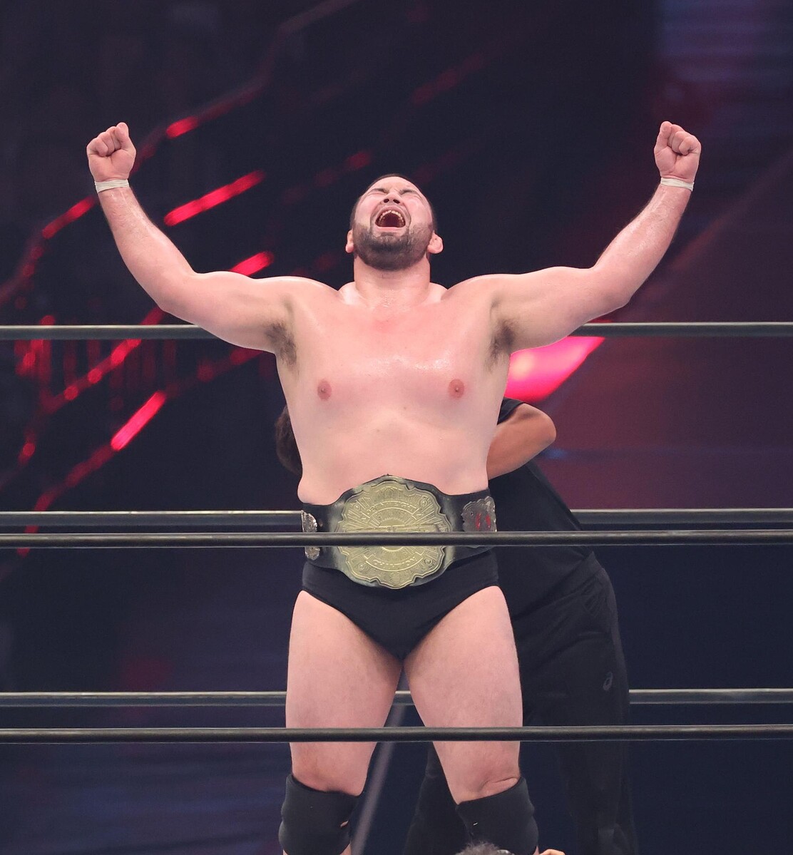 【コメント】ウルフアロン、デビュー戦でいきなり王座奪取！ 「やっとプロレスラーになれた」
news.livedoor.com/article/detail…

試合後の会見では「長い道のりで23年間やってきた柔道を引退して、今日やっとプロレスラーになれました」「ここからが本当の戦いだと思ってます」と語った。