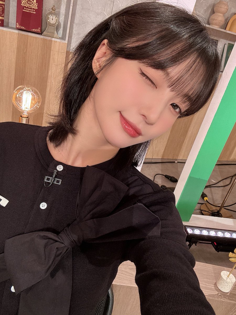 8_OHMYGIRL's tweet image. [#OHMYAir] 잠시 후 7시 10분, 'KBS1 이슈 Pick, 쌤과 함께'에 #유빈 이 출연합니다🥰 2026년의 첫 번째 일요일도 유빈이랑 함께해요❣️

#오마이걸 #OHMYGIRL #OMG