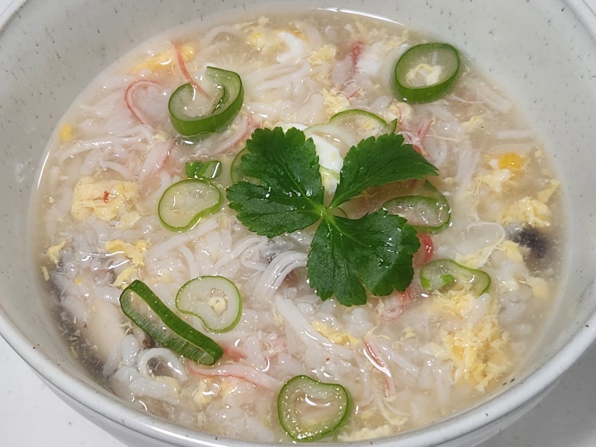 neco_engineer's tweet image. 我が家の女性陣が格付けチェックをやりたいと言うので『カニ雑炊(1枚目) vs かにかま雑炊(2枚目)』やってみました

かにかま、普通にうまいんですけどやっぱり本物のカニとは風味がね、違いますよwww普段いいもの食べてない人には見分けるの難しいでしょうけどwww

なおかにかま選んだのは私だけでした