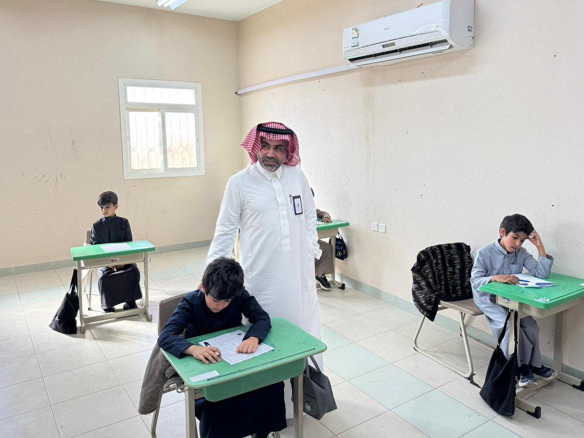 MOE_HHL's tweet image. زار مدير عام #تعليم_حائل اليوم الأحد مدرستي ابتدائية عدي بن حاتم و متوسطة سقف مع انطلاق اختبارات الفصل الدراسي الأول، لمتابعة سير الاختبارات وتفعيل اليوم الدراسي.