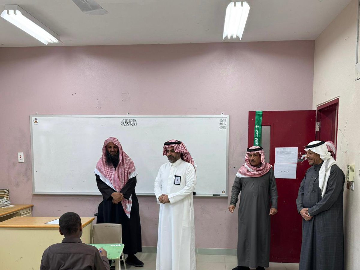 MOE_HHL's tweet image. زار مدير عام #تعليم_حائل اليوم الأحد مدرستي ابتدائية عدي بن حاتم و متوسطة سقف مع انطلاق اختبارات الفصل الدراسي الأول، لمتابعة سير الاختبارات وتفعيل اليوم الدراسي.