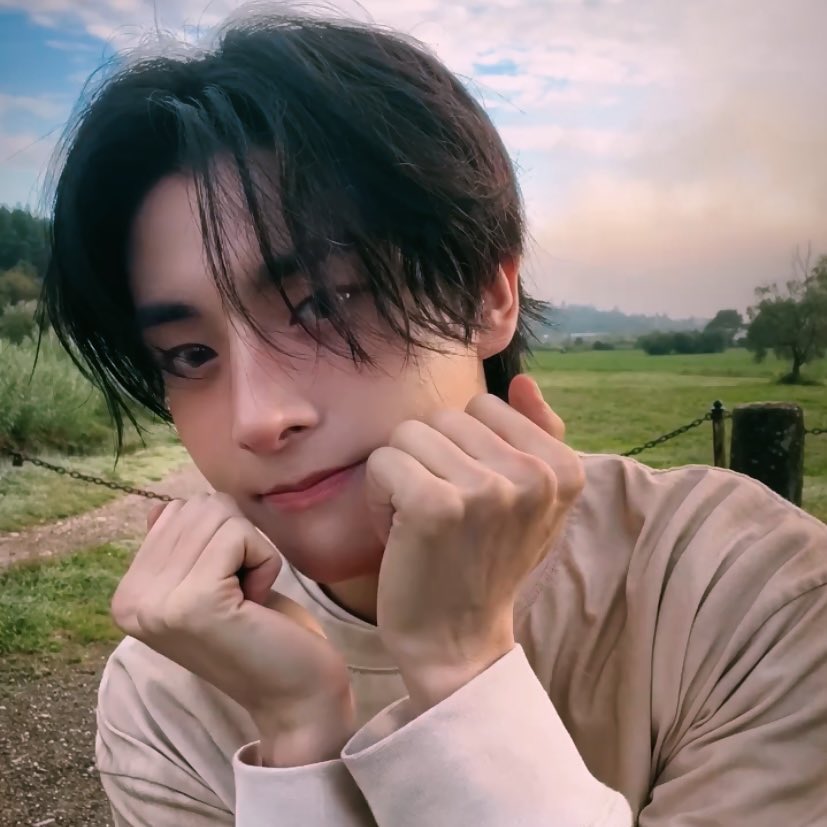 simjaeuni's tweet image. his cheekies are so nomnomable my pookie 😖