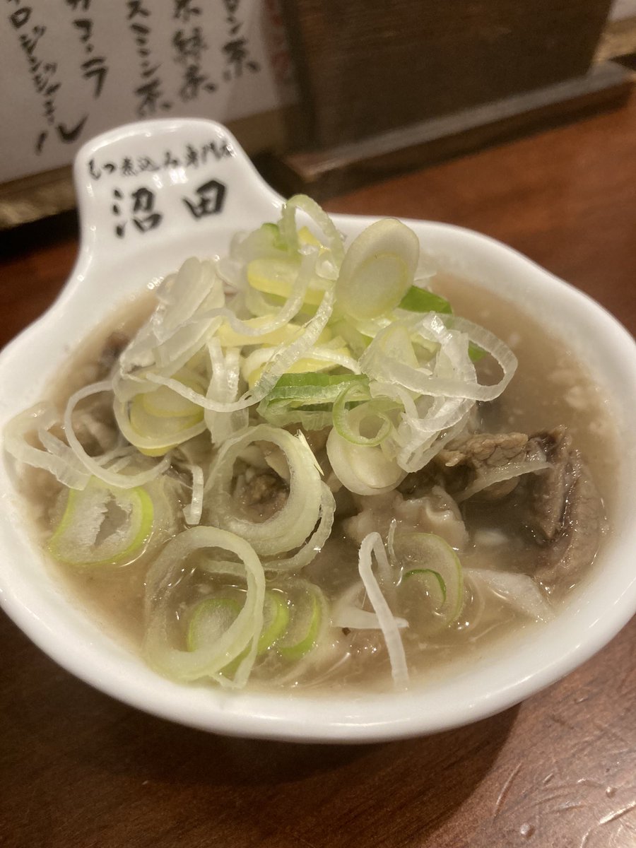 takeiteasy0807's tweet photo. もつ煮込み専門店 沼田2nd-新宿三丁目-
新宿三丁目には沼田が4店舗あるんだけどその中の1店舗。6種類の味からもつ煮込みを選べちゃう。味噌、辛味噌、醤油、塩、カレー、デミ。塩は日替わりで梅、ニンニク、柚子胡椒。私はニンニク味が好き。カレー味はバゲットを追加して浸して食べるのがオススメ。 https://t.co/f0IaTEfRbH