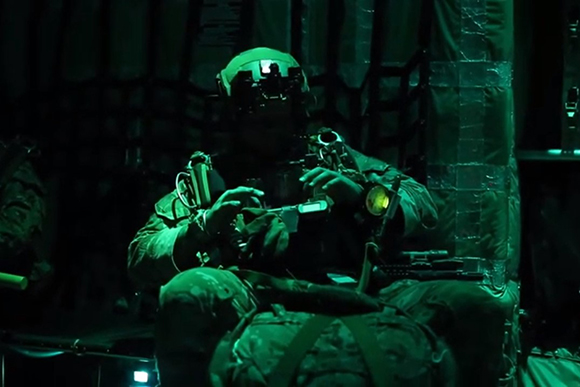 gYqHSnlmktDdPsL's tweet image. ◆特殊作戦の面目躍如よな

今回のベネズエラ侵攻で間違いなく主役だっただろうデルタフォースだが、都市伝説としてホワイトハウスの襲撃訓練を行ったって話がある。

HALO降下で庭に降下後、数分でオーバルオフィスまで侵入し、そのセキュリティを突破して見せた。

1990年10月14日と言われる。…