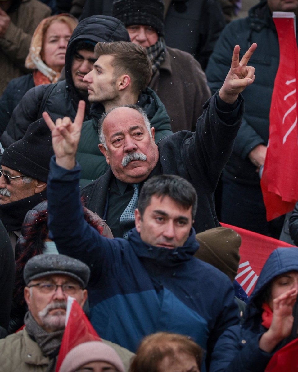 Yok bu işin sağı, solu;
aklın yolu, vicdanın, özgürlüğün, geleceğin ve umudun yolu İmamoğlu 🇹🇷