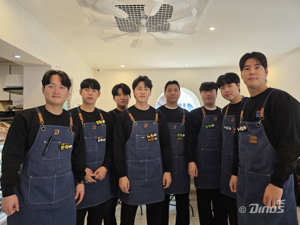 다이노스 외야수 천재환 및 8명의 선수가 비시즌 따뜻한 나눔의 전통을 3년째 이어갔다.

NC 다이노스 천재환을 비롯한 안중열, 박주찬, 박시원, 조효원, 장창훈, 손주환, 목지훈 선수 8명이 4일(일) 창원NC파크 인근 카페 소담아에서 사회공헌을 위한 ‘Geni, us 자선카페’ 행사를 진행했다.

 이번