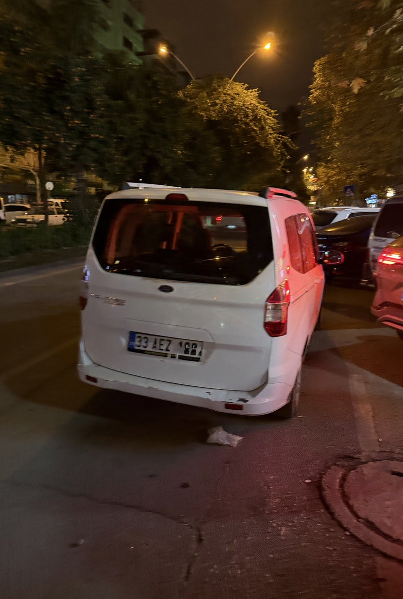 Dün gece aynı olayı bizzat yaşadım. Aracımın arkasına park eden şahıs 30 dakika boyunca gelmedi. 

Polisi aradım polis de gelmedi. 

21 yaşındaki bir velet yarım saat sonra geldi, uyardım. Bana arabanın altından gizlice silah gösterip. ‘Plakanı aldım seni de aileni vururum’ diye