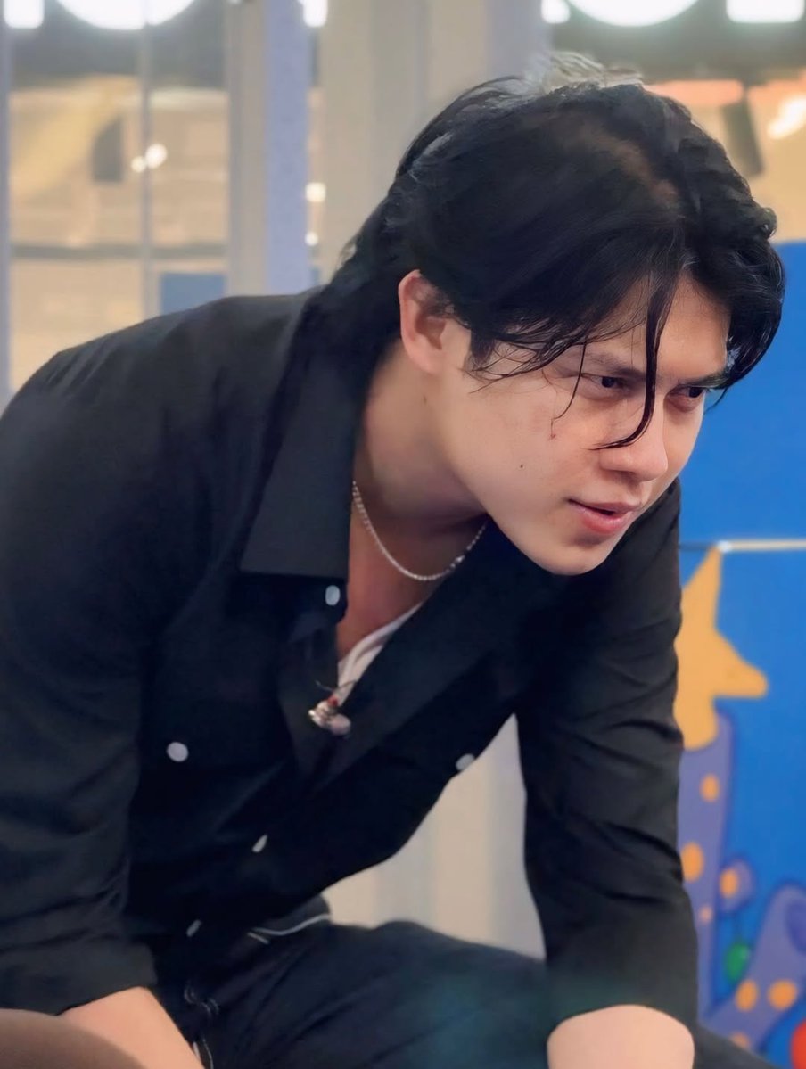 fakta yg sangat fakta :
tatapan mata rony tuh ke semua orang emang begini— alias tipe mata yg dalem &amp; tajem bgt kalo natap orang 😵‍💫