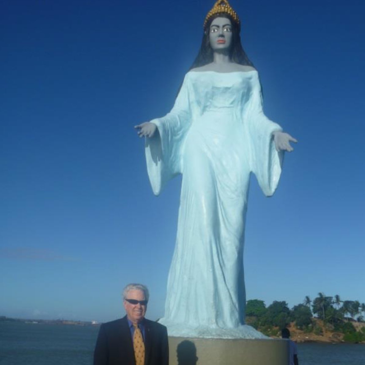 NickHintonn's tweet image. After being promoted by Oprah, the world famous medium and spiritual surgeon, John of God, was sentenced to 489 years in prison for running a baby farm and many other horrific crimes. So, why did John B. Alexander and his wife Victoria visit him? Why did they also visit Michael…