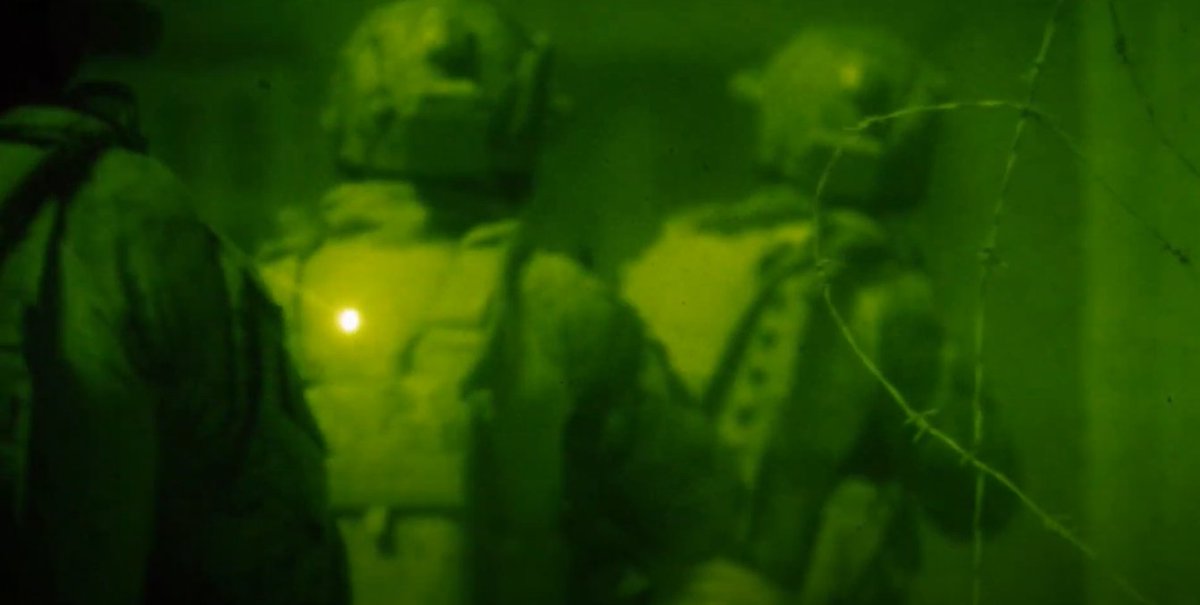 gYqHSnlmktDdPsL's tweet image. ◆特殊作戦の面目躍如よな

今回のベネズエラ侵攻で間違いなく主役だっただろうデルタフォースだが、都市伝説としてホワイトハウスの襲撃訓練を行ったって話がある。

HALO降下で庭に降下後、数分でオーバルオフィスまで侵入し、そのセキュリティを突破して見せた。

1990年10月14日と言われる。…