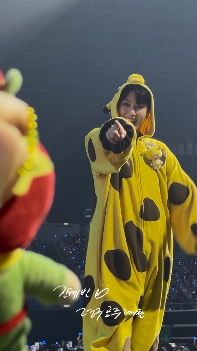 260102 Super Show 10 in SG 🇸🇬
.
어린왕자 키링 담에 주도록할게욤!! 무대가 넘 멀었어 넘 아쉬웡 힝 🤴🏻
-
#슈퍼주니어 #SUPERJUNIOR 
#RYEOWOOK #려욱 #령구 #リョウク #厉旭