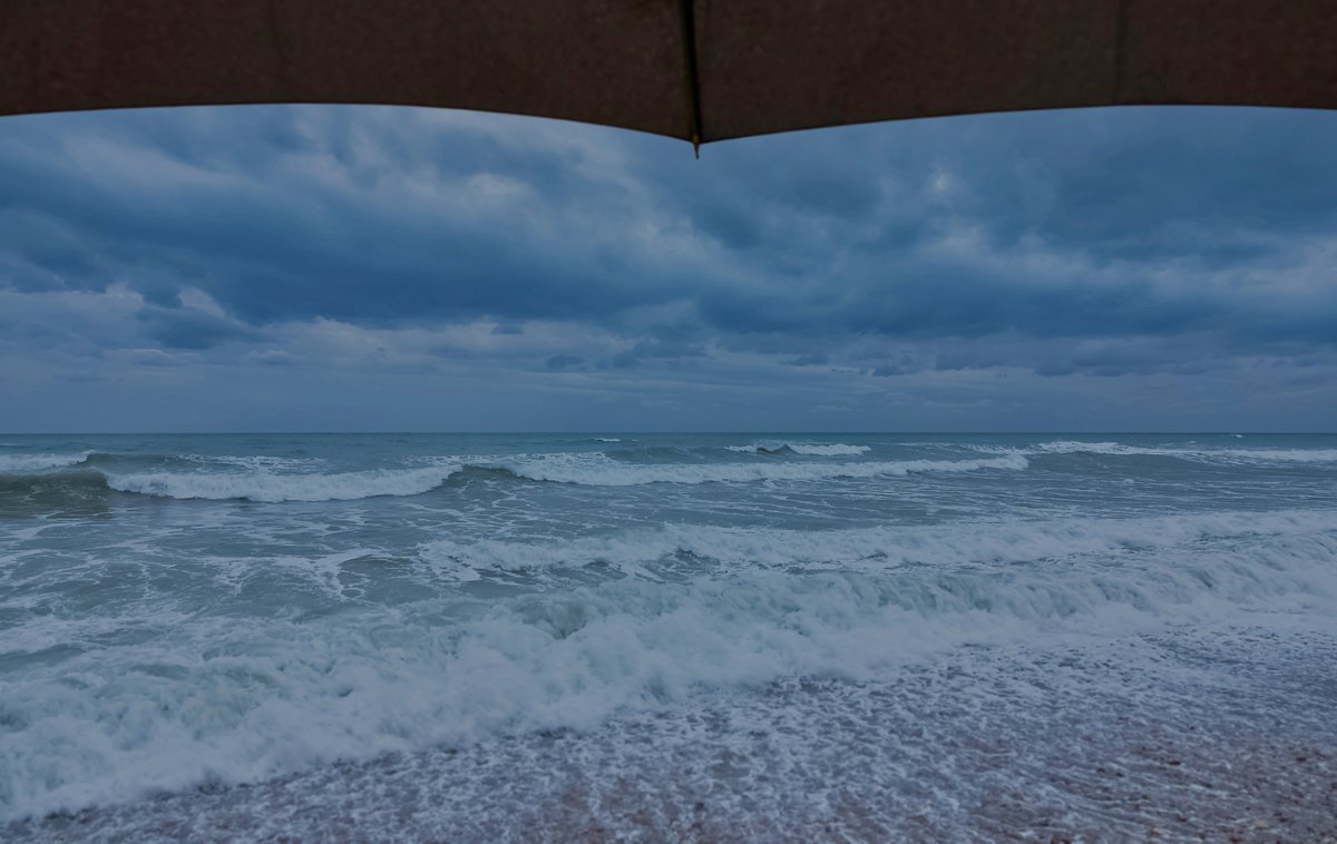 AlexMuozGarc's tweet photo. #BonDia ☔️
#BuenosDías #paseo #matinal al #amanecer con #lluvia y el #mar #alterado en la #playa de #ElPuig #València
@Meteoralia @el_tiempohoy @RosaliaFdz @cuatro
@AlkerRosemary @FloraGonzalez @Nuria_Sero
@GabriValcarcel @telecincoes https://t.co/aO72KiGzGe