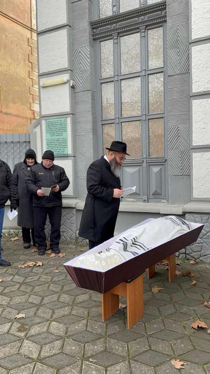 RabbiUkraine's tweet image. Before Shabbat, 84-year-old Yevgeny Alexandrovich Bonder, a member of the Jewish community in Kherson, was buried. He died from severe injuries sustained during the russian shelling of Kherson.

He was a doctor. He worked in emergency services for 40 years. He was a man known to…