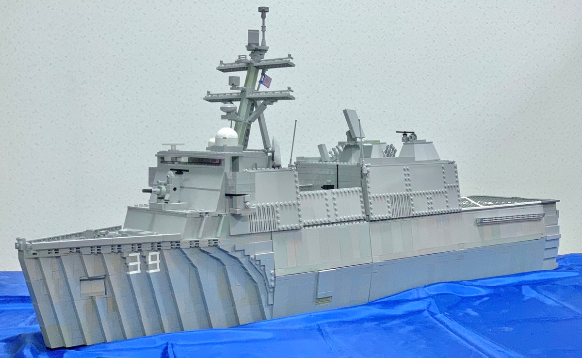 ukl_brickish's tweet photo. ロイアル連合王国海軍に、ドック型輸送揚陸艦(LPD)のチェリー・ブロッサムが就役しました！
本艦は水陸両用作戦、対機雷戦、人道支援など、様々な用途に使用できる多用途艦です。
脅威度の高い沿岸に接近する必要があることから、ステルス船体を採用しています。 #LEGO #レゴ艦船 #briction https://t.co/1WSUdOp4FM