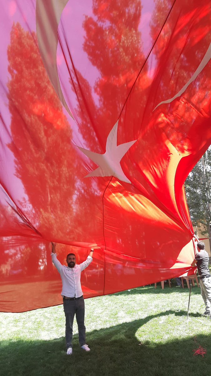 Bazıları Amerikan filimleri çok izliyorlar izledikleri için muhalefet yapacakları yerine gözdağı veriyorlar unutmasınlar ki bu ecdadın çocukları hiçbir zaman hiç kimseye boyun eğmezler değil başkan bir dana bile kimseye kaptırmadılar ey Özgür Özel aklını başına al vatan ötesi yok