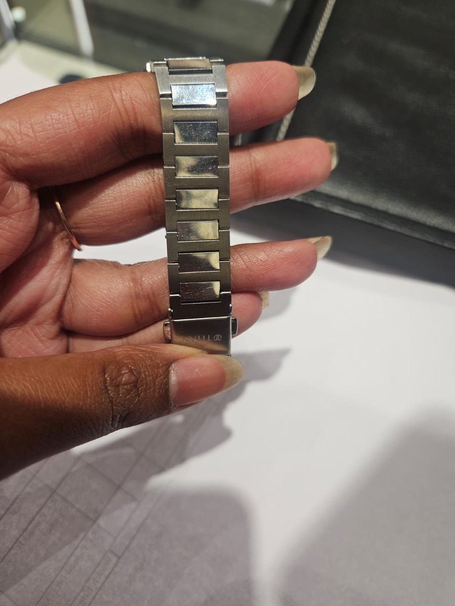 Gaurav_9971's tweet photo. Dear @titanwatches  @ajoyc 

I have purchased Titan watch product no 95291SM01 from Titan store M5 mall Electronic City, Bengaluru on 25th Nov’25.
After 3 days of usage, we have observed multiple scratches

Photos attaching for your reference https://t.co/U8x7nrxFcW