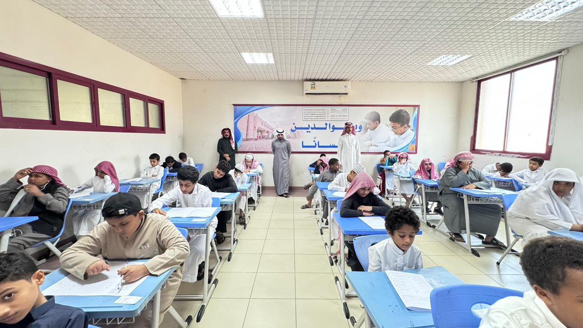 MOE_BHH's tweet image. استقبلت مدارس #تعليم_الباحة صباح اليوم الأحد ما يزيد عن 80  ألف طالب وطالبة في قطاعي السراة وتهامة لأداء #الاختبارات_النهائية  للفصل الأول ضمن اليوم الدراسي؛ وسط جاهزية عالية و أجواء آمنة، ودعم متواصل من القيادات التعليمية.