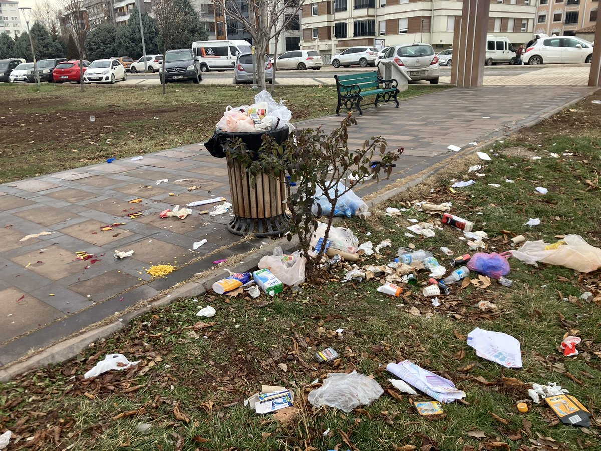 smmm_muckac's tweet photo. Dede Korkut Parkı pislikten geçilmez hale geldi. Buraya belediyenin değil Valliliğin baktığı doğru mu? 
@eskisehirbb @eskvaliligi @sakaryagazetesi @istikbalgazetes @sehirgazetesi https://t.co/RlVtGH6uOv