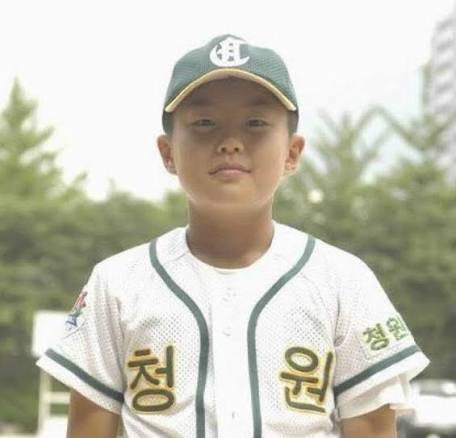 아빠 초등학교 유니폼 입은 류이든💙
이렇게 보니 이든이 너무 류찌 미니미야 ㄱㅇㅇ