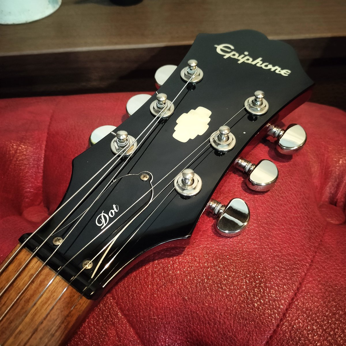 Epiphone DOT CH ￥39,800 消耗や使用感はそこまで感じられず、 ネック