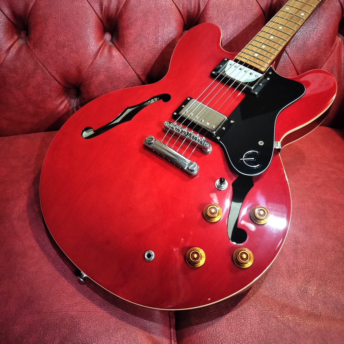 Epiphone DOT CH 限界値引き！ Epiphone DOT CH ￥39,800 消耗や使用感はそこまで感じられず、 ネック