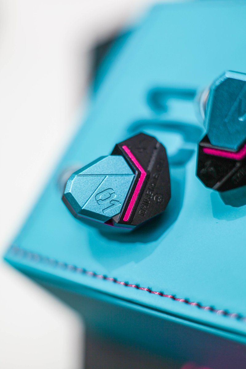 hiby_digital's tweet image. YUME blends Hatsune Miku–inspired visuals with serious sound:
Its newly engineered dynamic driver delivers low distortion, powerful dynamics, and delicate vocals—perfectly tuned for modern pop. 

Pair it with the HC1 accessory to use YUME seamlessly with smartphones, tablets, and…