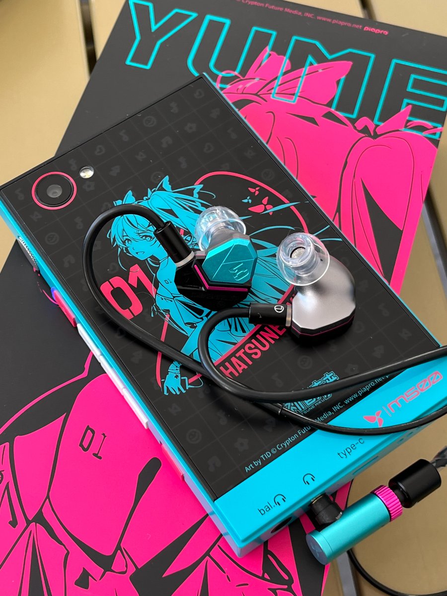 hiby_digital's tweet image. YUME blends Hatsune Miku–inspired visuals with serious sound:
Its newly engineered dynamic driver delivers low distortion, powerful dynamics, and delicate vocals—perfectly tuned for modern pop. 

Pair it with the HC1 accessory to use YUME seamlessly with smartphones, tablets, and…