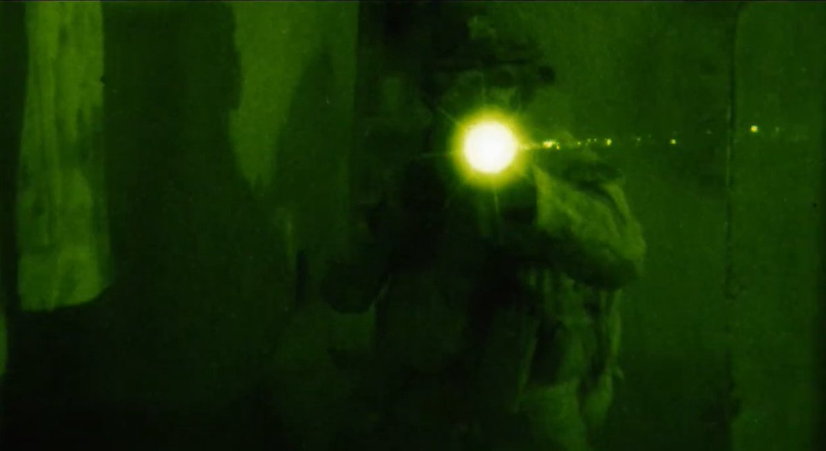 gYqHSnlmktDdPsL's tweet image. ◆特殊作戦の面目躍如よな

今回のベネズエラ侵攻で間違いなく主役だっただろうデルタフォースだが、都市伝説としてホワイトハウスの襲撃訓練を行ったって話がある。

HALO降下で庭に降下後、数分でオーバルオフィスまで侵入し、そのセキュリティを突破して見せた。

1990年10月14日と言われる。…