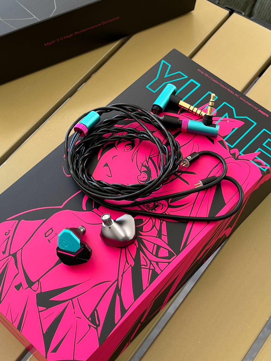 hiby_digital's tweet image. YUME blends Hatsune Miku–inspired visuals with serious sound:
Its newly engineered dynamic driver delivers low distortion, powerful dynamics, and delicate vocals—perfectly tuned for modern pop. 

Pair it with the HC1 accessory to use YUME seamlessly with smartphones, tablets, and…