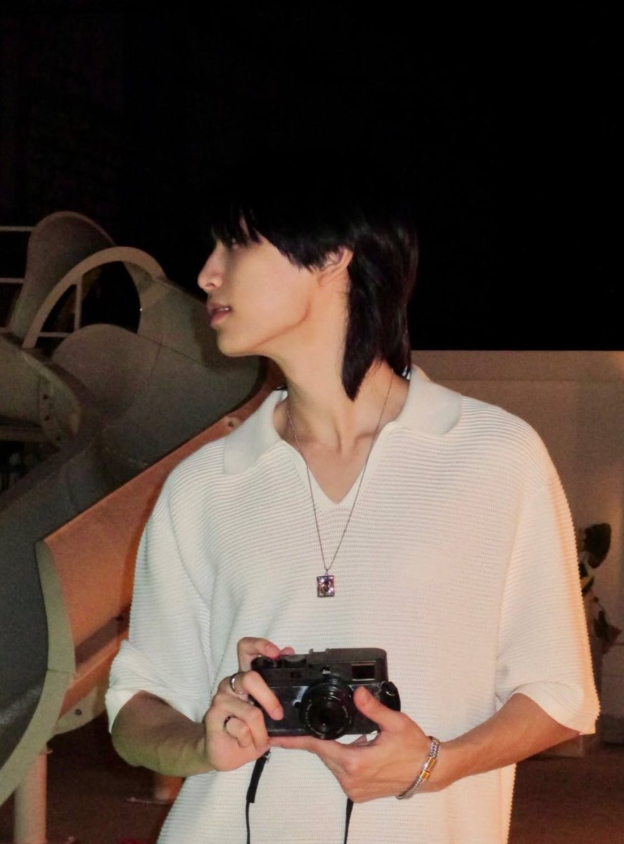 ชอบเนอะพวกที่หล่อ แล้วรู้ตัวว่าตัวเองหล่อเนี่ยย