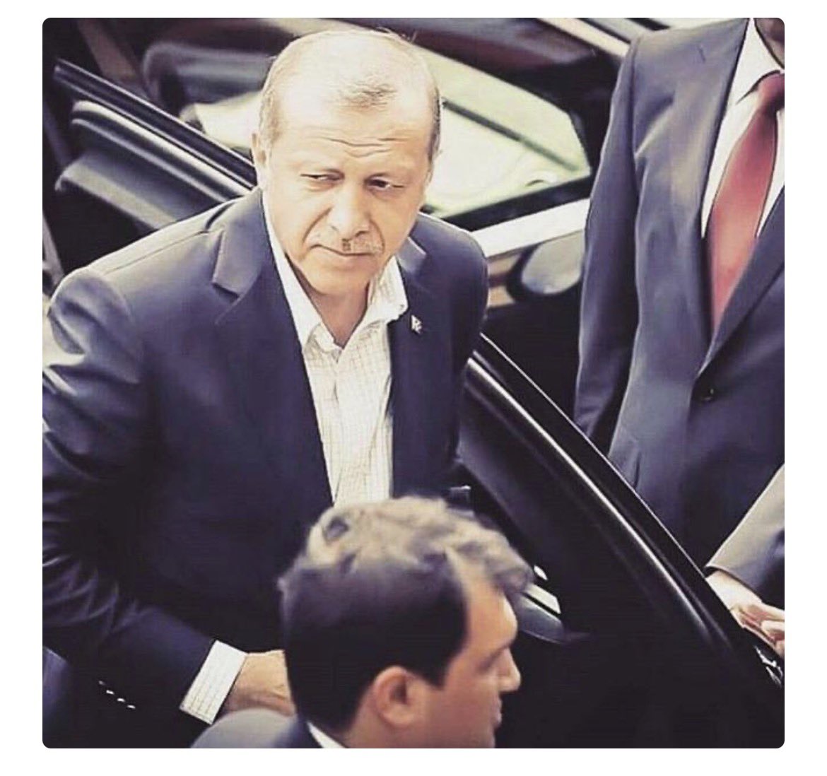 Her şeyi yazmaya gerek yok, Bazen insanın duruşu ger şeyi anlatıyor .