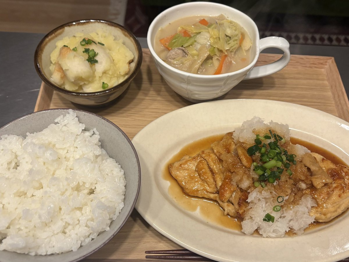 風邪気味さんに大根のみぞれ煮
あと長谷川あかり先生のじゃがいもちくわ煮
ちょー簡単なのに癖になる美味しさで美味
お昼の野菜ちゃんぽんもおいしーでした
風邪気味さん早く治ってー